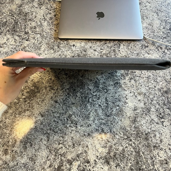 Macbook air 256g 2020 with case and charger - Picture 14 of 16